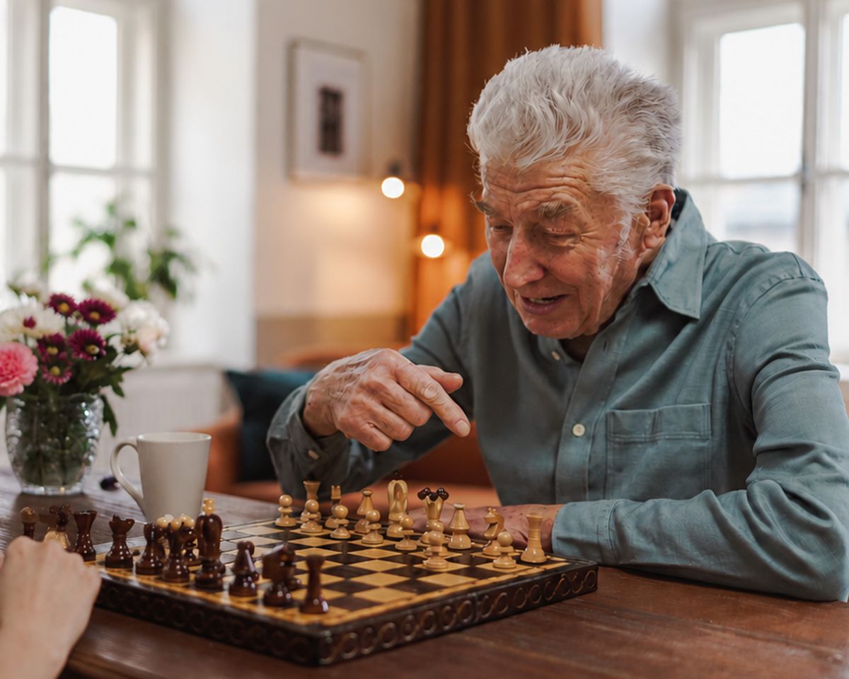 Ein älterer Herr spielt Schach