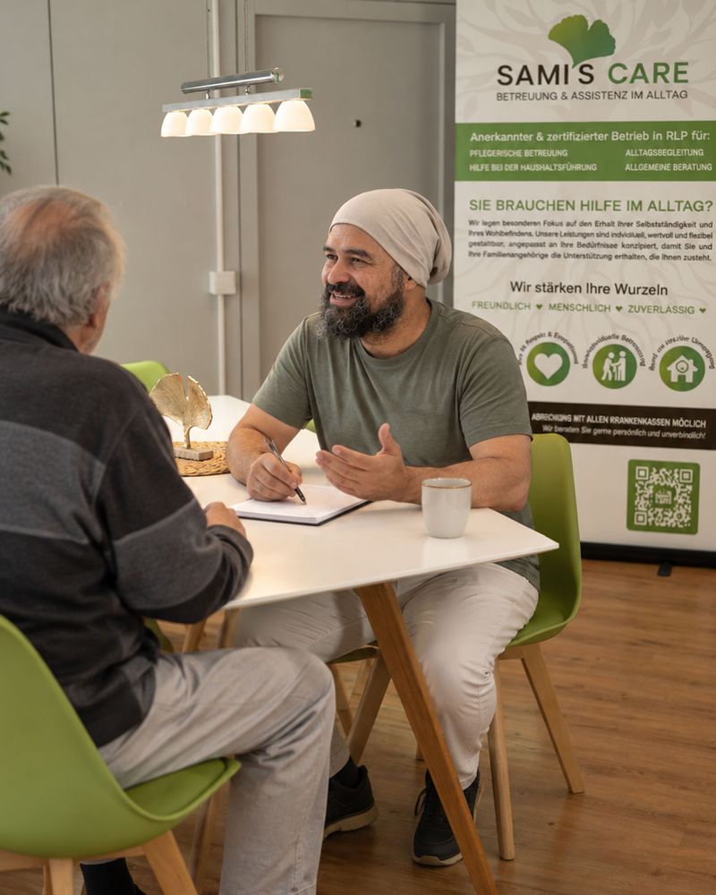 Beratungsgespräch im Büro von Sami's Care