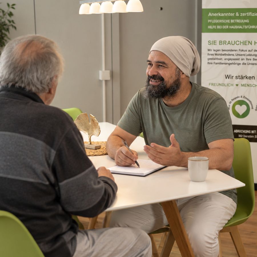 Beratungsgespräch im Büro von Sami's Care